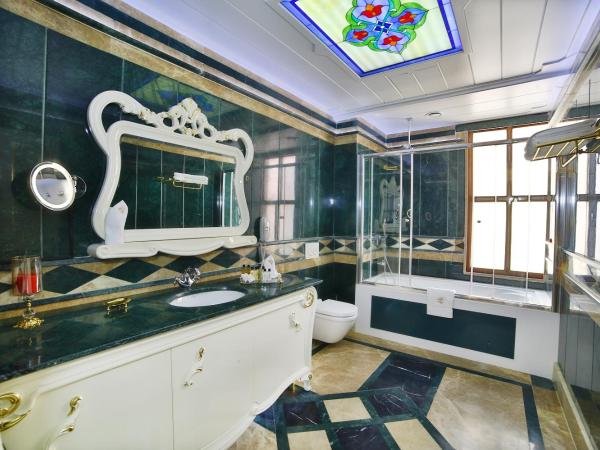 Seven Hills Palace & Spa : photo 6 de la chambre chambre triple dans demeure de caractère - accès gratuit au spa commun (usage autonome)