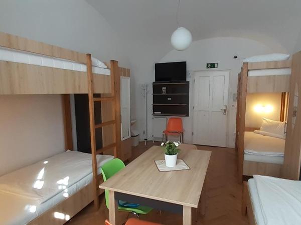 Ciszterci Szállás Pécs : photo 9 de la chambre chambre familiale standard avec salle de bains privative séparée