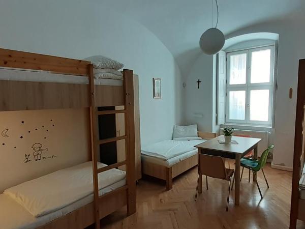 Ciszterci Szállás Pécs : photo 10 de la chambre chambre familiale standard avec salle de bains privative séparée