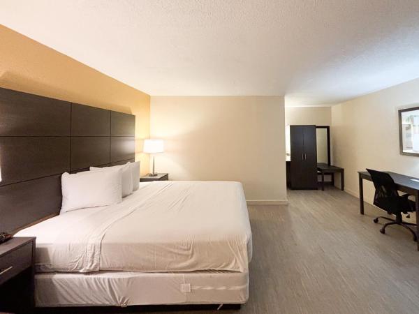 Motel 6 Charlotte, NC Northlake : photo 2 de la chambre chambre lit king-size avec douche à l'italienne - accessible aux personnes à mobilité réduite - non-fumeurs