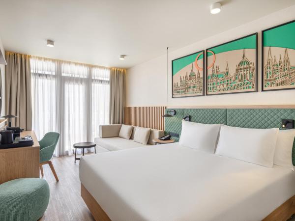 Hilton Garden Inn Debrecen City Center : photo 3 de la chambre chambre lit king-size avec balcon