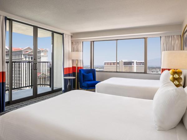 Paris Las Vegas Hotel & Casino : photo 1 de la chambre versailles balcony room 2 queens check-in at horseshoe front desk