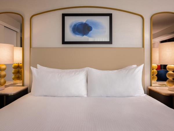 Paris Las Vegas Hotel & Casino : photo 2 de la chambre chambre versailles avec 1 lit king-size et balcon