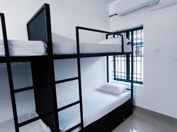 Hostel Stayzo : photo 1 de la chambre lit dans dortoir de 8 lits 