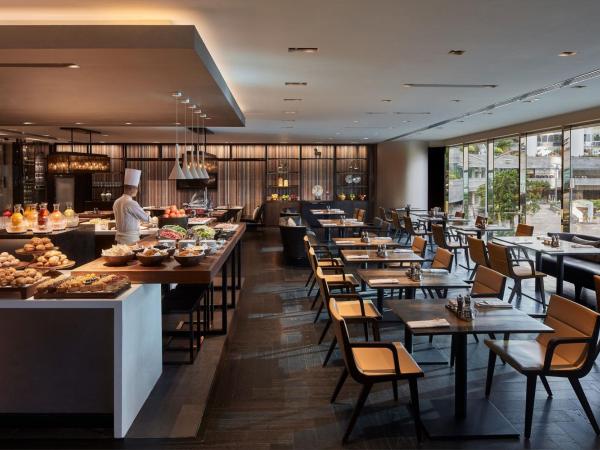 JW Marriott Hotel Hong Kong : photo 5 de la chambre chambre exécutive avec lit king-size et accès au salon exécutif - vue sur montagnes