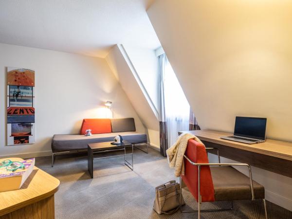 Hotel Novotel Brussels Off Grand Place : photo 5 de la chambre chambre supérieure accassible aux personnes à mobilité réduite avec lit double et 2 canapés-lits