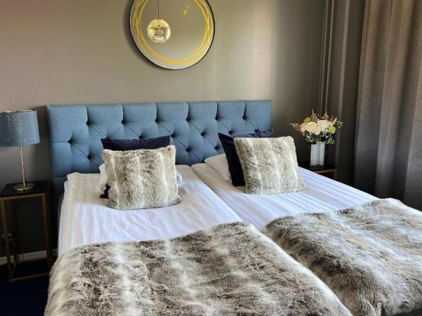 Hotel Golden Circle Suites : photo 1 de la chambre suite familiale de luxe avec balcon