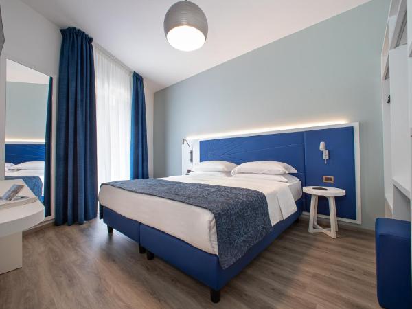 Regent's Hotel : photo 1 de la chambre chambre familiale (2 adultes + 1 enfant) - vue latérale sur mer