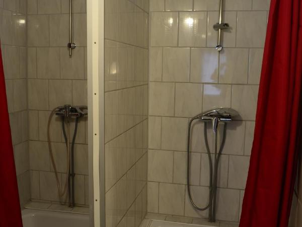 Paulibude : photo 2 de la chambre chambre quadruple avec salle de bains