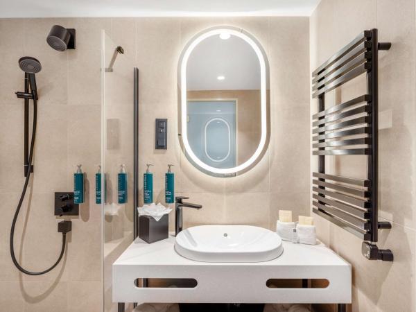 Hilton Garden Inn Debrecen City Center : photo 5 de la chambre chambre deluxe lit king-size avec vue et balcon