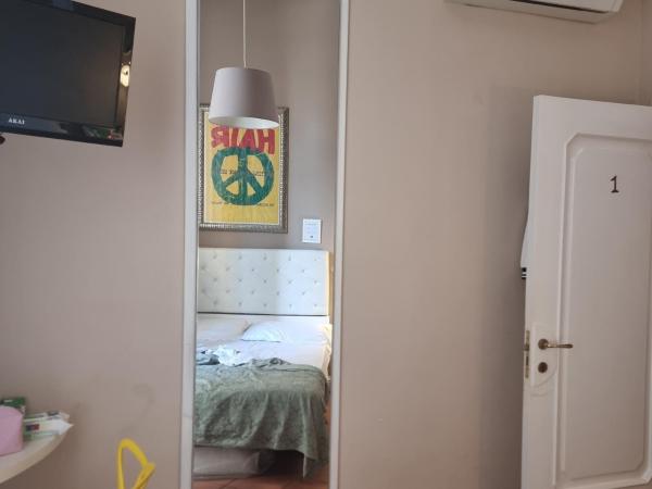 Bed morelli 49 , chiaia : photo 3 de la chambre chambre double avec salle de bains privative extérieure