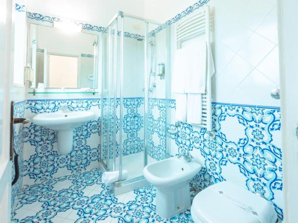 Hotel Villa Sarah : photo 4 de la chambre chambre double - vue sur jardin