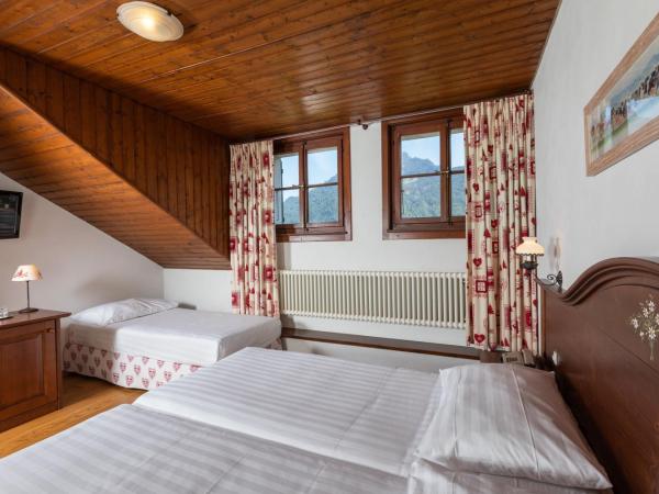 Hôtel de Gruyères : photo 1 de la chambre chambre triple