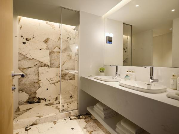 The Roc Club : photo 3 de la chambre club junior suite sea & astir marina views