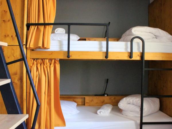 Auberge Le LEO de FOIX : photo 3 de la chambre chambre familiale avec salle de bains privative