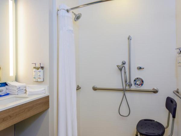 Holiday Inn Express Orlando-Ocoee East, an IHG Hotel : photo 3 de la chambre chambre lit king-size - douche à l'italienne accessible aux personnes à mobilité réduite