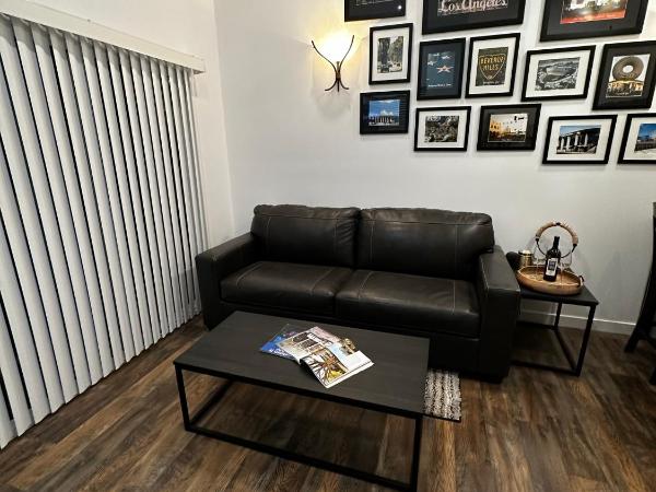 Bungalow #1 and Bungalow #2 ONE Price-West LA Location : photo 1 de la chambre chambre double avec salle de bains privative