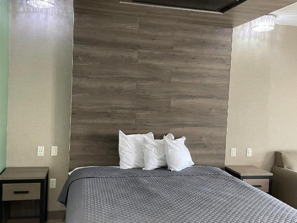 Express Inn - Richey : photo 4 de la chambre suite lit king-size avec baignoire spa