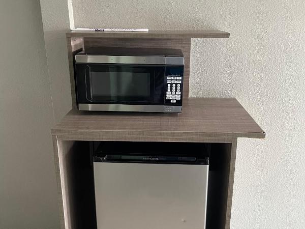 Express Inn - Richey : photo 4 de la chambre suite deluxe avec lit king-size