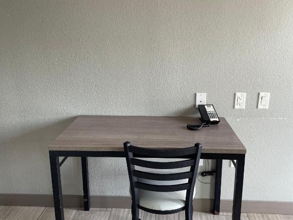 Express Inn - Richey : photo 4 de la chambre suite deluxe avec lit king-size