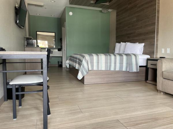 Express Inn - Richey : photo 1 de la chambre suite deluxe avec lit king-size