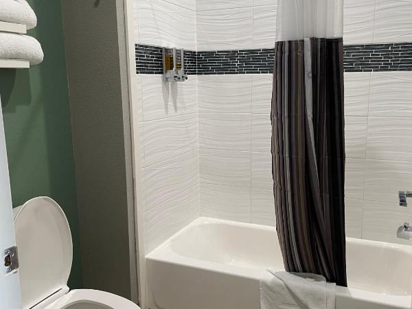 Express Inn - Richey : photo 2 de la chambre suite deluxe avec lit king-size