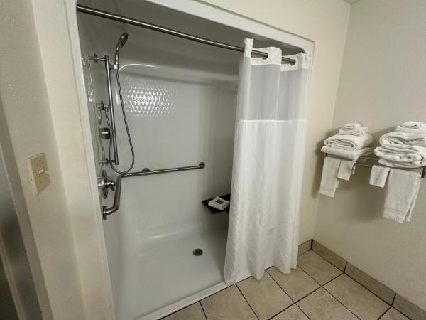 Country Inn & Suites by Radisson, Murrells Inlet, SC : photo 4 de la chambre chambre lit king-size avec douche accessible en fauteuil roulant - personnes à mobilité réduite/non-fumeurs