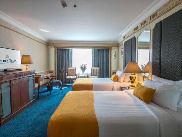 Golden Tulip Sovereign Hotel Bangkok : photo 2 de la chambre grand suite 2 sgl and 1 dbl bed 148sqm,living room desk,free wifi, executive lounge, tv, desk