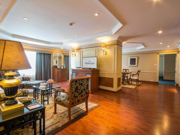 Golden Tulip Sovereign Hotel Bangkok : photo 3 de la chambre grand suite 2 sgl and 1 dbl bed 148sqm,living room desk,free wifi, executive lounge, tv, desk