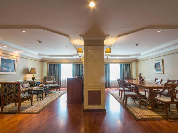 Golden Tulip Sovereign Hotel Bangkok : photo 4 de la chambre grand suite 2 sgl and 1 dbl bed 148sqm,living room desk,free wifi, executive lounge, tv, desk