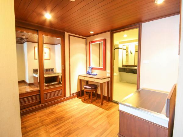 Golden Tulip Sovereign Hotel Bangkok : photo 4 de la chambre grand superior 2 single beds, 65 sqm, free wifi, 2 free bottles of water, tv, working desk