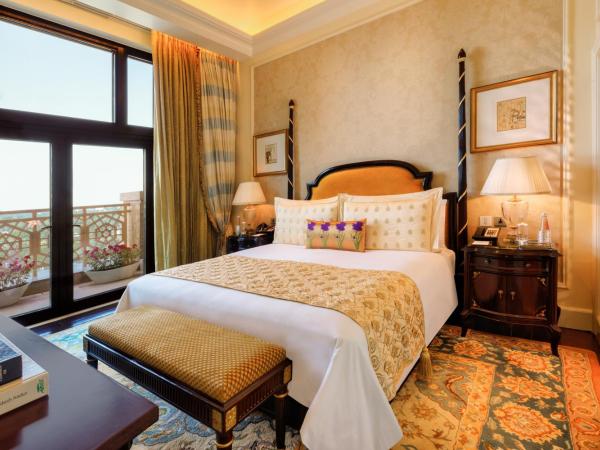 The Leela Palace New Delhi : photo 1 de la chambre luxury suite with balcony with bmw airport transfers and lounge access
