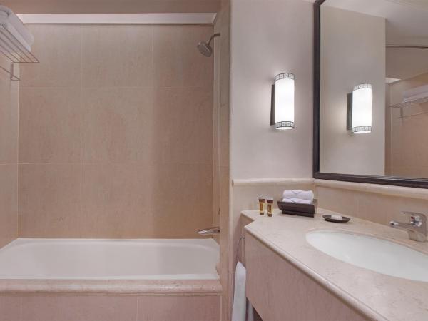 Sheraton Mustika Yogyakarta Resort and Spa : photo 3 de la chambre hébergement lit king-size deluxe - balcon