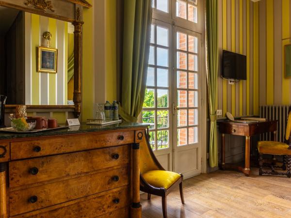 Castel Bois Marie, Maison d'hôtes : photo 8 de la chambre chambre lit queen-size deluxe avec balcon - vue sur piscine