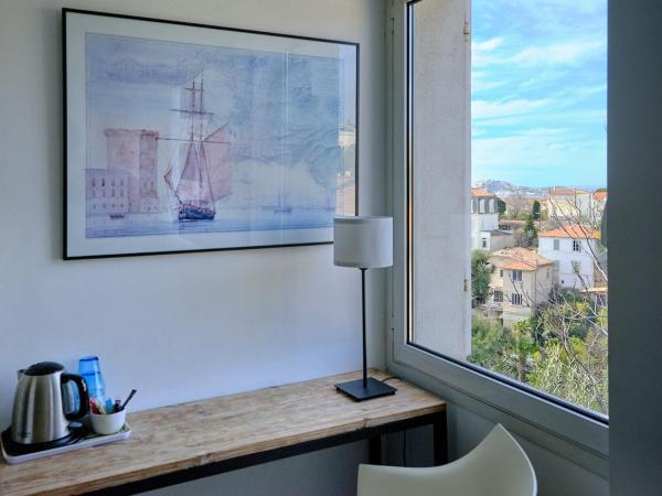 La LUNA of MARSEILLE - VILLA D'ARCHITECTE B&B : photo 8 de la chambre chambre double - vue sur mer