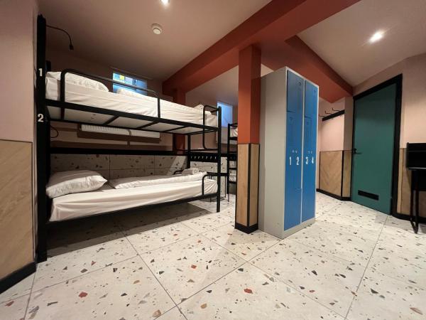 Heart of Amsterdam Hostel : photo 1 de la chambre chambre privée (6 adultes)