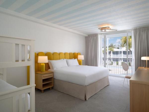 Renaissance Orlando Resort and Spa : photo 5 de la chambre chambre lit king-size avec balcon et vue sur la piscine