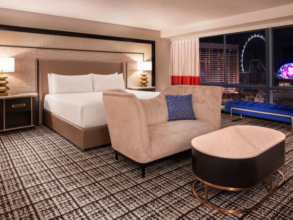 Paris Las Vegas Hotel & Casino : photo 2 de la chambre suite premium versailles 1 lit king-size  - enregistrement à la réception du logement