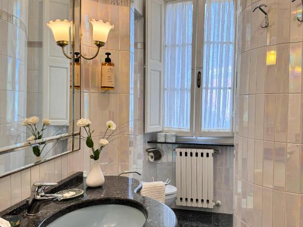 Le Muse : photo 10 de la chambre chambre lit king-size standard avec salle de bains privative