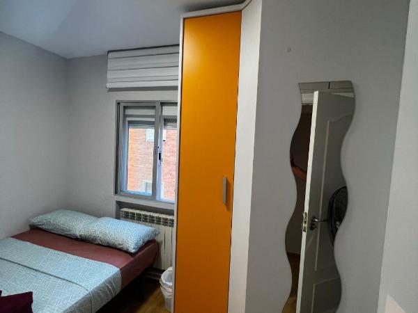 Bed VALLECAS : photo 4 de la chambre chambre double avec salle de bains commune