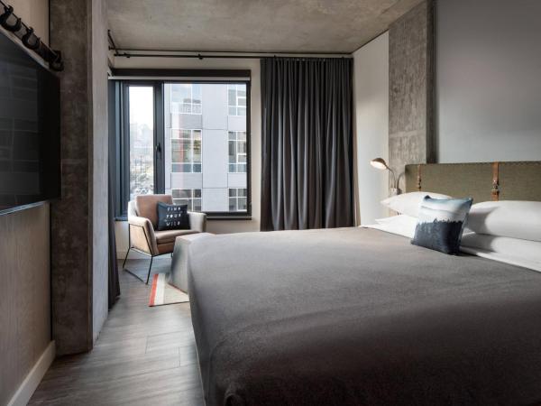 MOXY Seattle Downtown : photo 2 de la chambre deluxe corner king room - hearing accessible