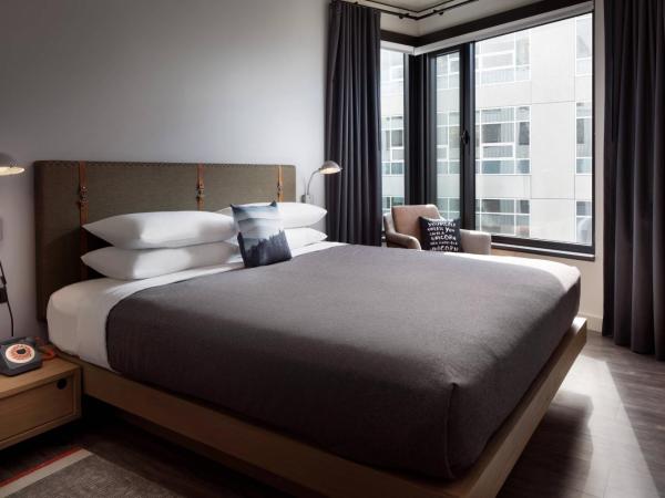 MOXY Seattle Downtown : photo 1 de la chambre cozy corner king room - hearing accessible