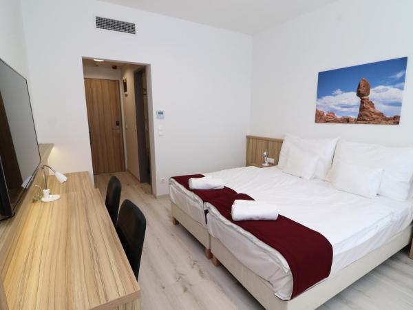 Budafoki Sporthotel : photo 3 de la chambre chambre double avec salle de bains privative