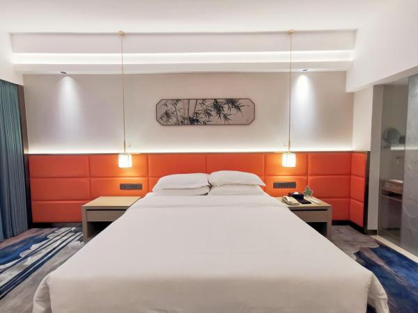 Landmark International Hotel : photo 2 de la chambre chambre lit king-size deluxe