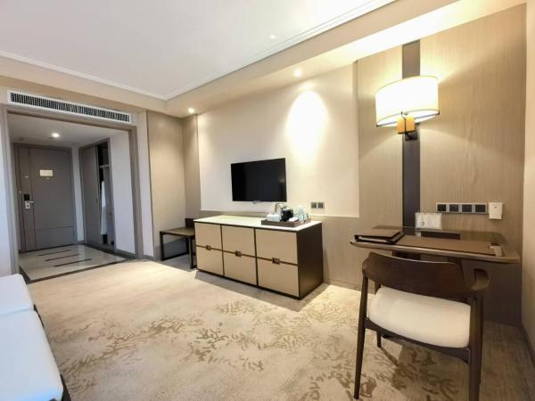 Jin Jiang Pine City Hotel : photo 3 de la chambre chambre lit king-size deluxe