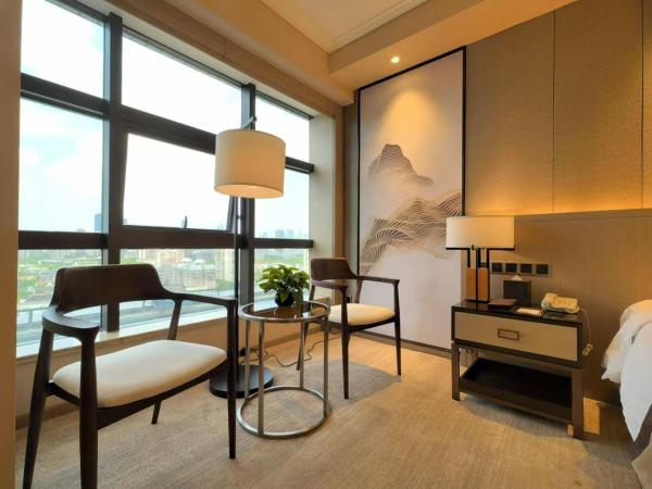 Jin Jiang Pine City Hotel : photo 4 de la chambre chambre lit king-size deluxe