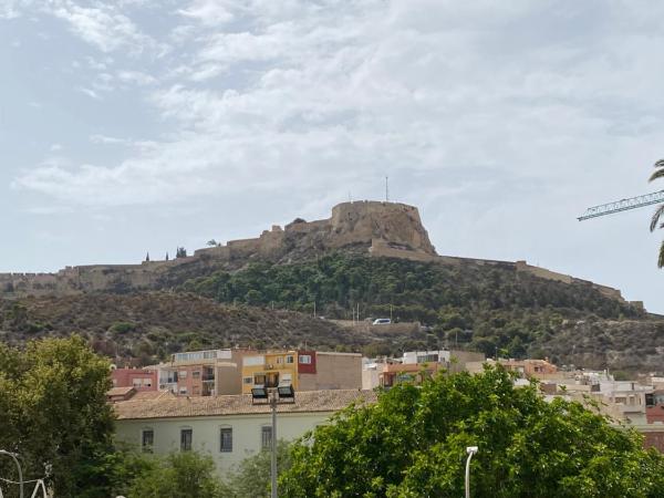 Santa Banana Apartment Alicante : photo 9 de la chambre chambre quadruple - vue sur montagnes