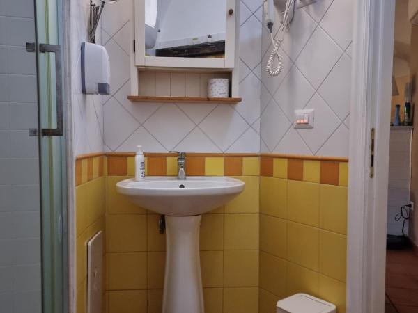 Bed morelli 49 , chiaia : photo 6 de la chambre chambre double avec salle de bains privative extérieure