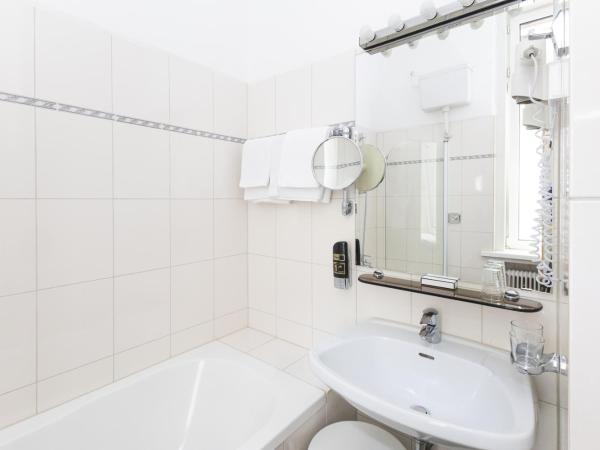 Hotel Viktoria Schönbrunn : photo 8 de la chambre chambre double deluxe (2 adultes + 1 enfant)