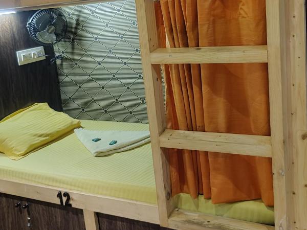 galaxy juhu hostel : photo 1 de la chambre lit dans dortoir pour hommes
